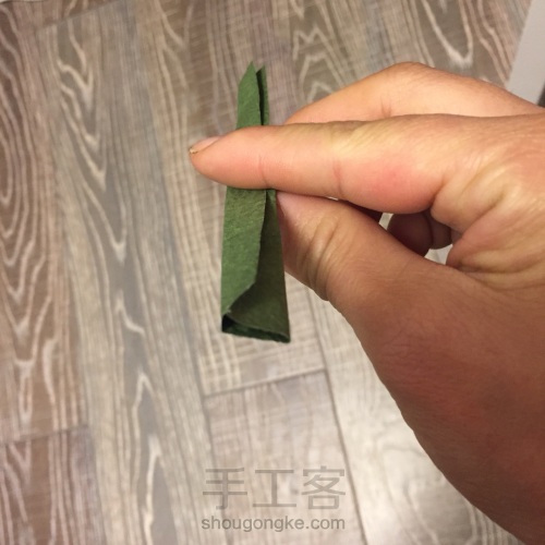 康乃馨叶子折纸教程 第3步