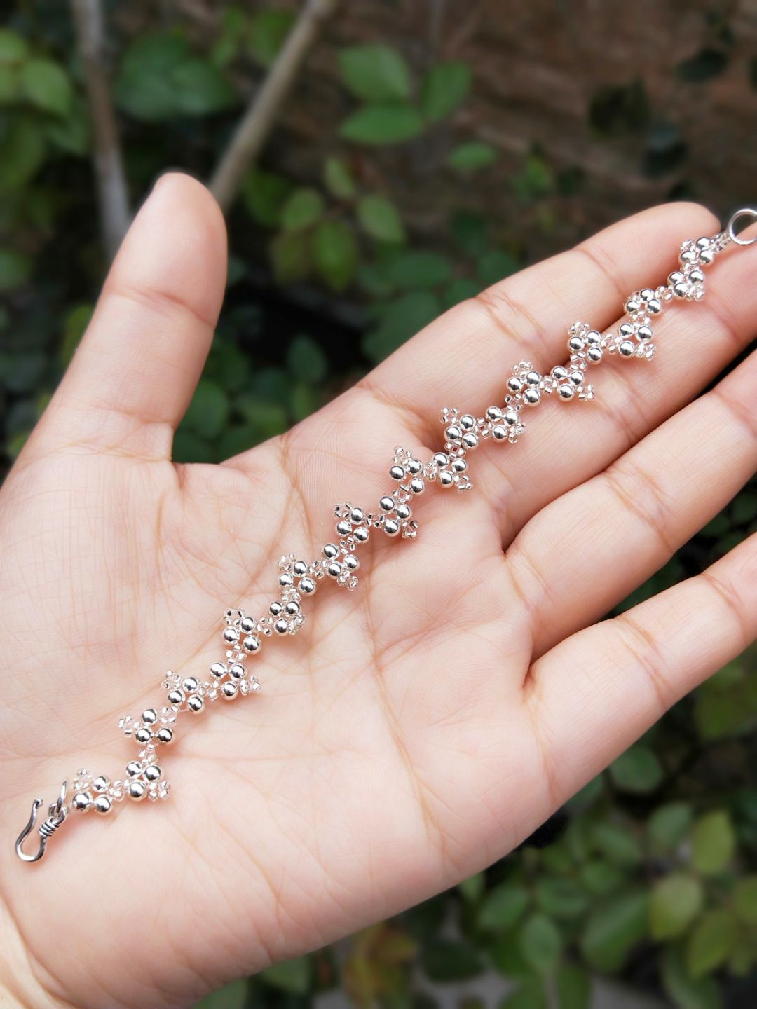 这里用的是3mm的纯银珠和进口灌银米珠，建议选用进口的米珠这样的珠子大小形状好看做出来的手链比较好看