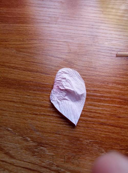 皱纹纸玫瑰——玫瑰花瓣（一） 第7步