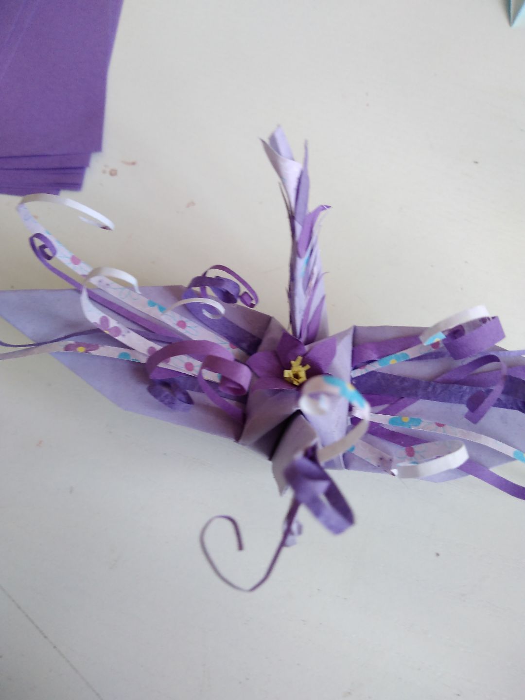 紫色充满魅力，今天我们就做一个充满魅力的千纸鹤吧！