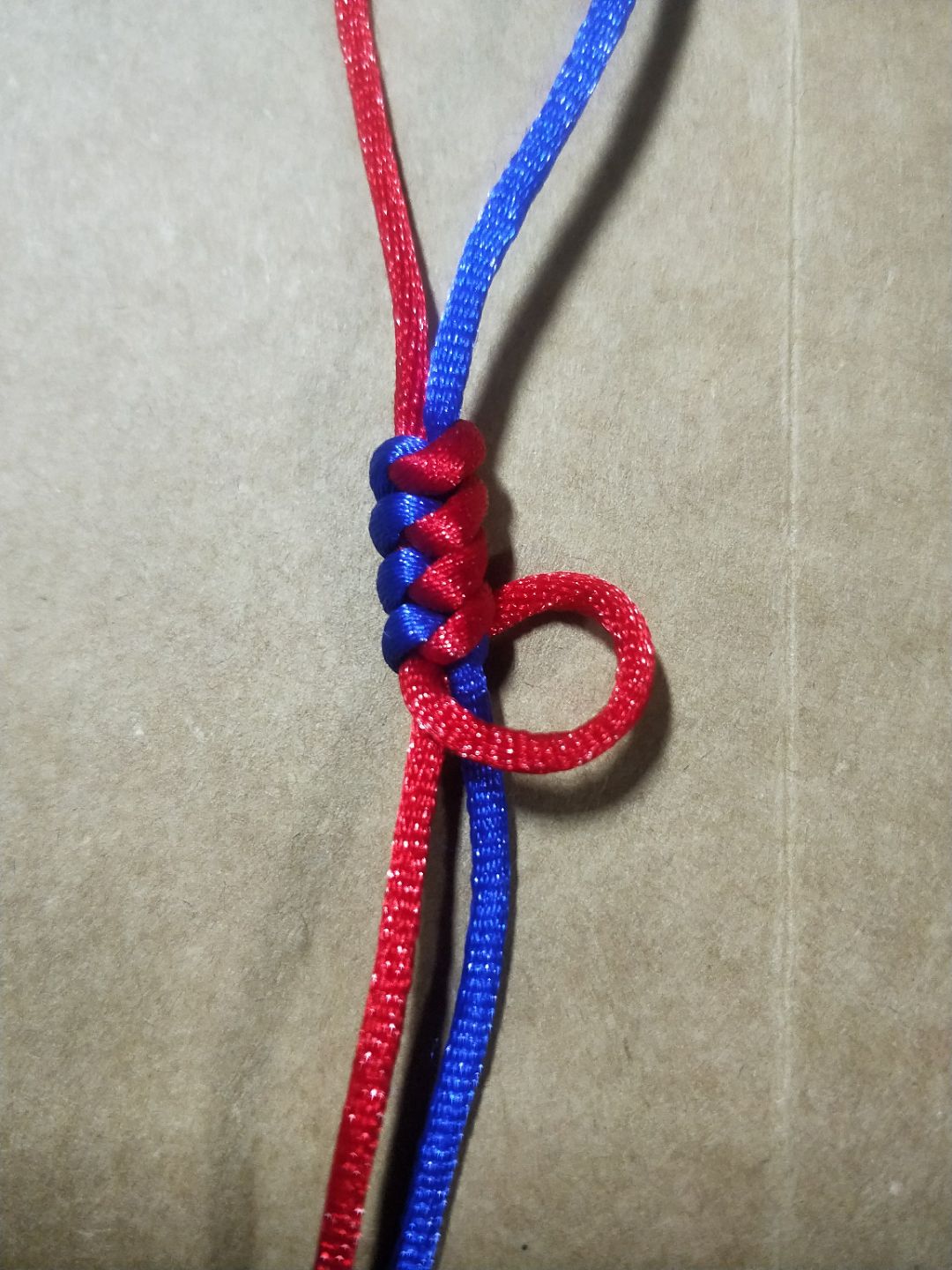 金刚结和蛇结差不多，就是在蛇结的基础上多了一个步骤。