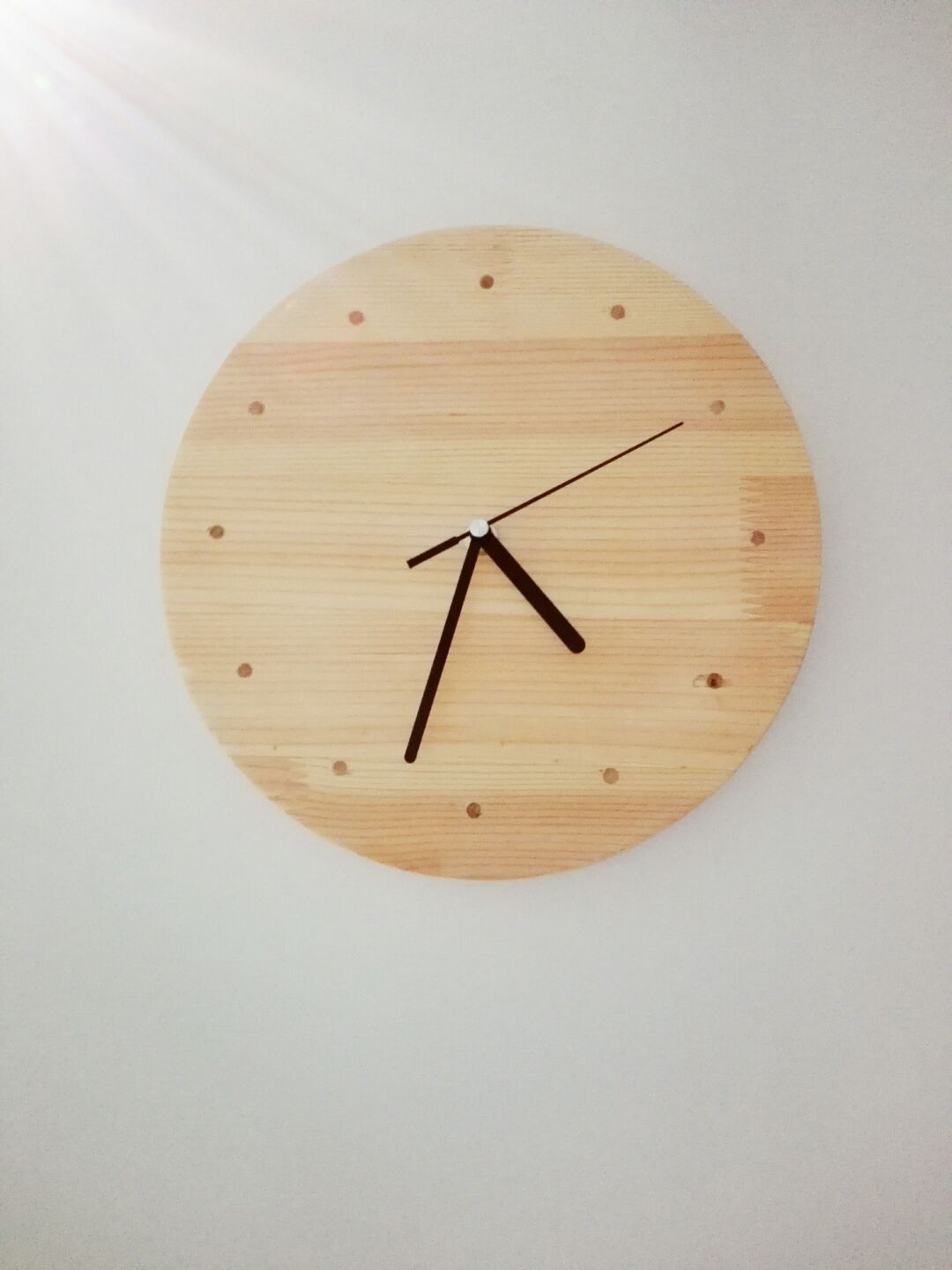 一张杉木板，经过设计，划线，挖槽，切割，修型，打磨，组装
就是自己喜爱的原木时钟