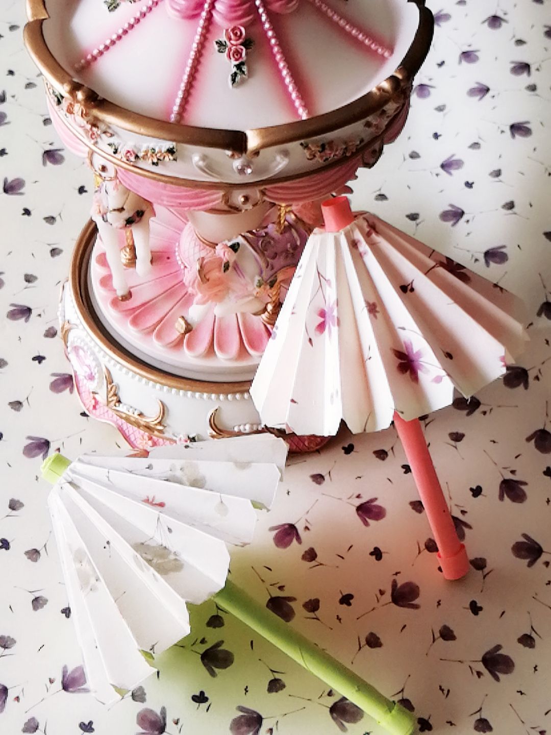 大家好( ﾟ∀ ﾟ)小时候吃蛋糕特别喜欢里面的小伞，今天我们就来折一把可爱的小伞，很简单。