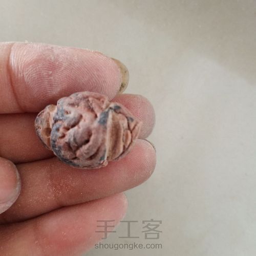 野生桃核雕刻水壶 第2步