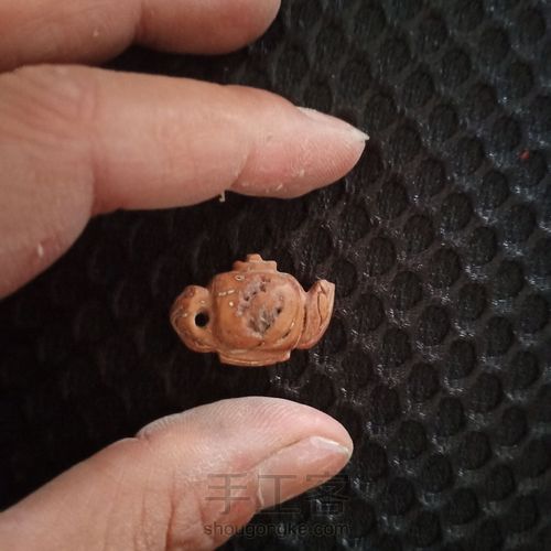 野生桃核雕刻水壶 第8步