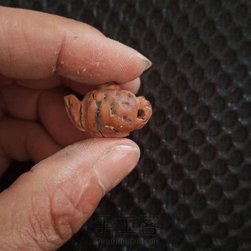 野生桃核雕刻水壶 第9步