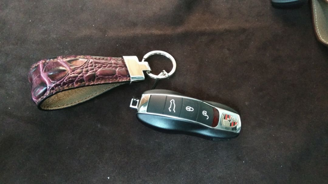一个简单大方的钥匙扣，可以挂各种自己想挂的钥匙