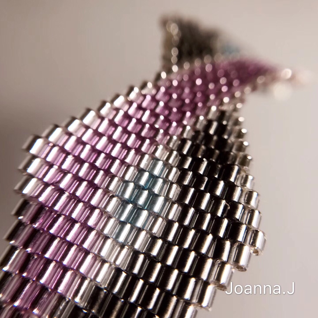Stitch缝珠是米珠编织基础针法的一种，指用针线串珠缝纫起来。
其中一种是brick stitch，砌砖式缝珠，珠子一行一行堆砌起来。这样缝纫出来的珠子排列得像砖墙一样错开，而且珠子连接比较紧实。
图示为行首增珠的方法。