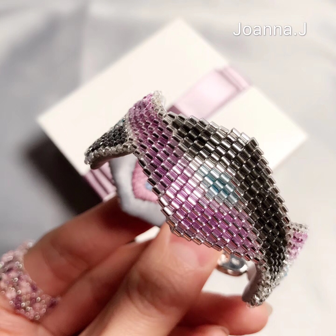 Stitch缝珠是米珠编织基础针法的一种，指用针线串珠缝纫起来。
其中一种是brick stitch，砌砖式缝珠，珠子一行一行堆砌起来。这样缝纫出来的珠子排列得像砖墙一样错开，而且珠子连接比较紧实。
图示为行首减珠的方法。
行尾减珠，就是在前一行最后两粒珠子之间的线上挂一粒珠，无特别操作。
