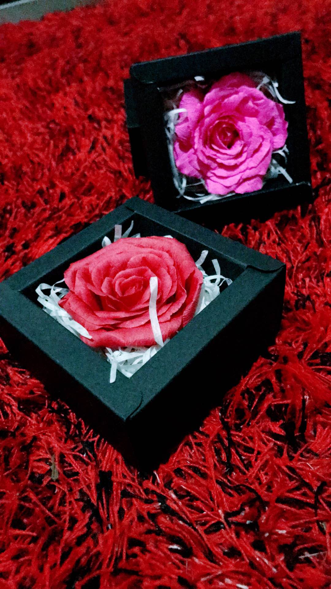 教大家如何用皱纹纸做出漂亮的礼盒玫瑰花，送女朋友，送朋友，当生日礼物，棒棒哒。