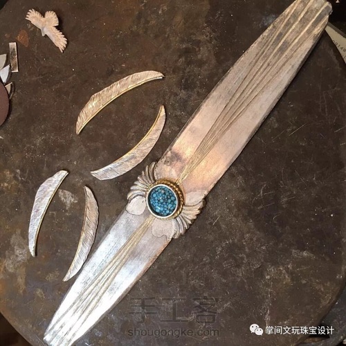 又一款别致的手工镶石手镯,对手镯情有独钟。 第1步