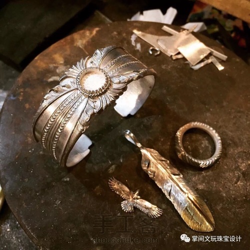 又一款别致的手工镶石手镯，对手镯情有独钟。 第2步