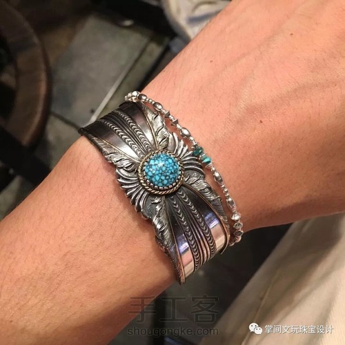 又一款别致的手工镶石手镯,对手镯情有独钟。 第4步