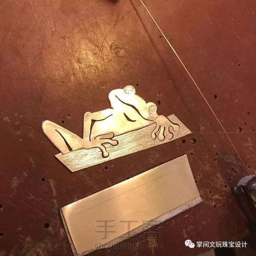 【掌间手工学院】一款可爱的青蛙胸针 第3步