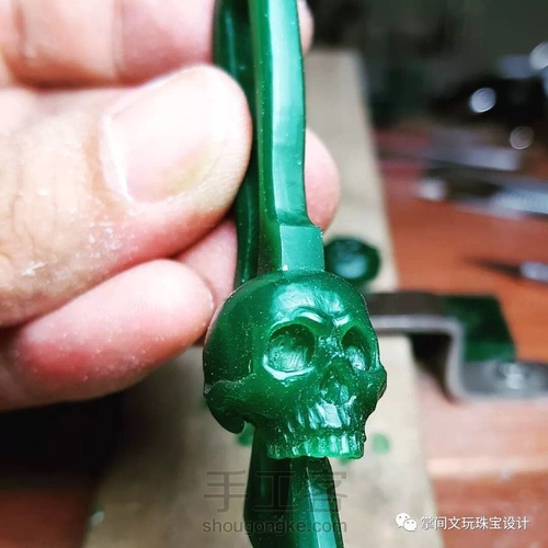 【掌间手工学院】暗黑骷髅吊坠制作 第6步