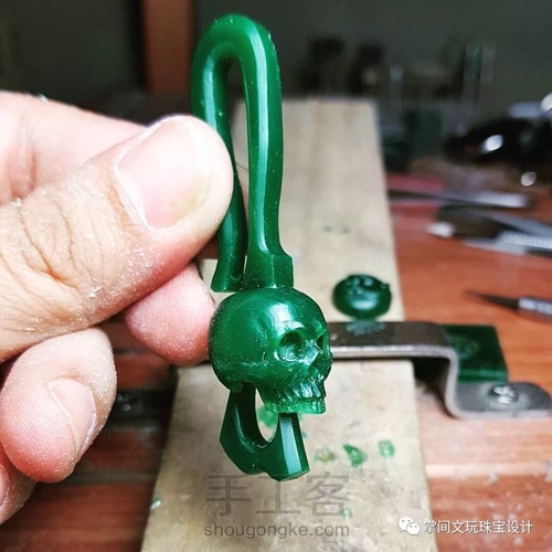 【掌间手工学院】暗黑骷髅吊坠制作 第8步