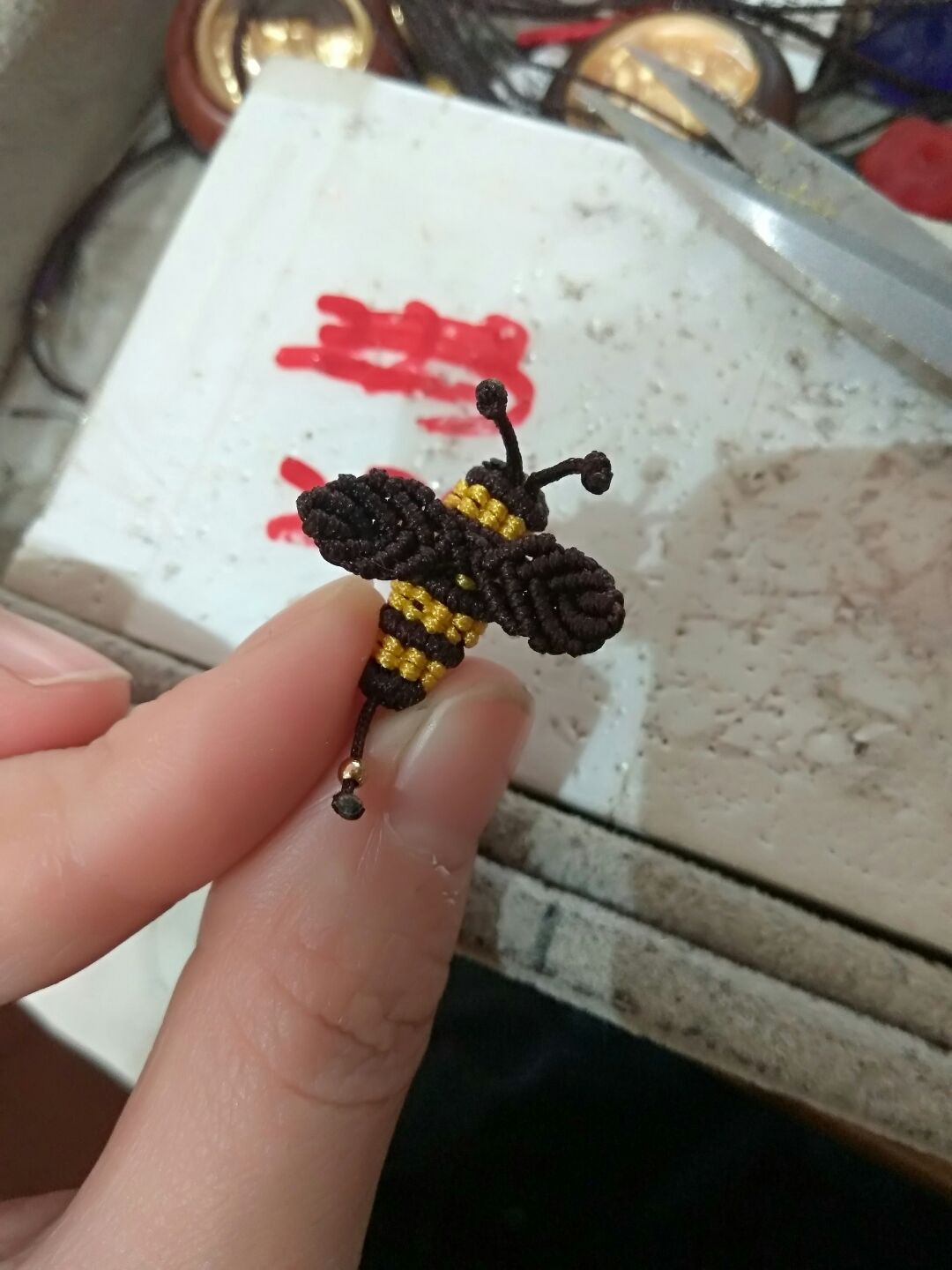 一款可爱的小蜜蜂，可以做成胸针也能做成头饰