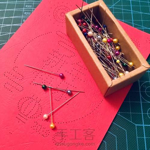 手工造物丨刺绣卡片《节日快乐》 第2步