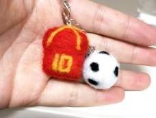 用了一点剩下的羊毛做了一个迷你手机挂链！一件足球体恤和足球😳
