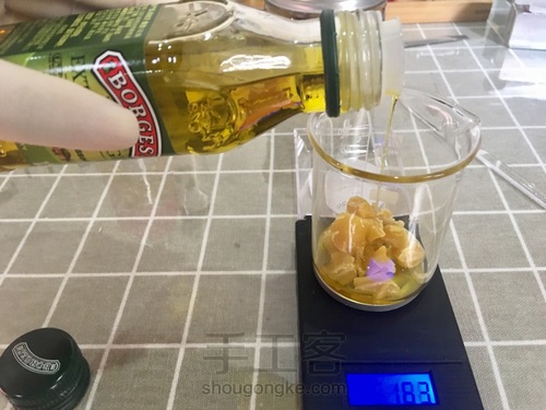 橄榄油唇膏 第3步