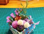 利用一些废旧材料，做一个美丽的干花儿盒子。