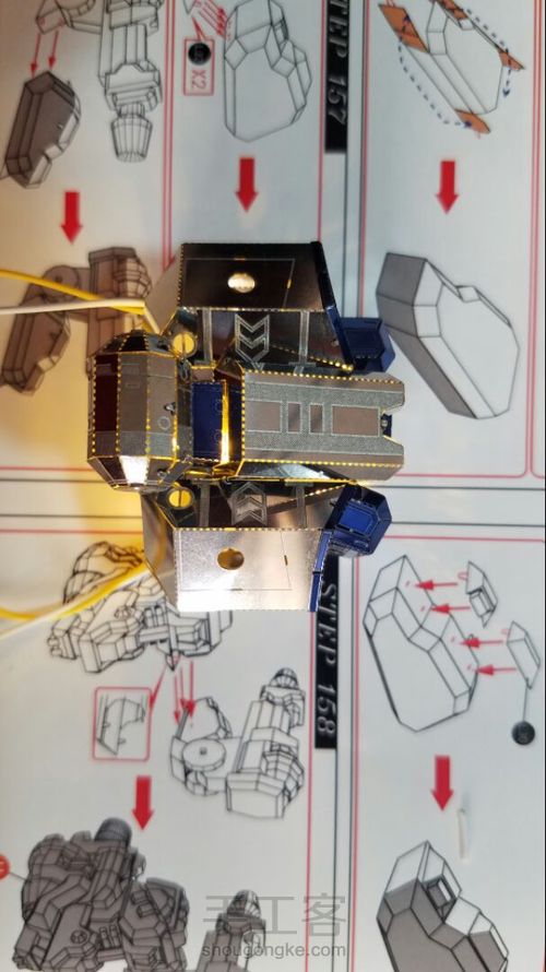 酷炫狂拽吊炸天！星际争霸2雷神奥丁全身发光金属拼装模型。 第12步