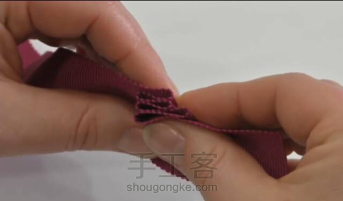 服装设计教程  装饰性螺纹丝带褶皱花边的做法 第3步