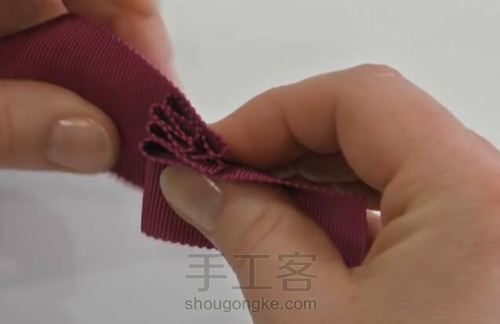 服装设计教程  装饰性螺纹丝带褶皱花边的做法 第4步