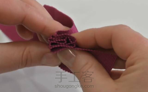 服装设计教程  装饰性螺纹丝带褶皱花边的做法 第5步