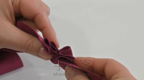 服装设计教程  装饰性螺纹丝带褶皱花边的做法 第7步