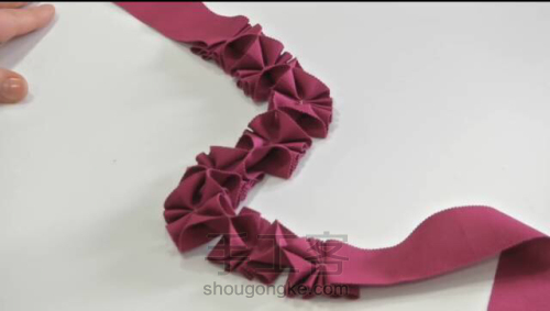 服装设计教程  装饰性螺纹丝带褶皱花边的做法 第10步