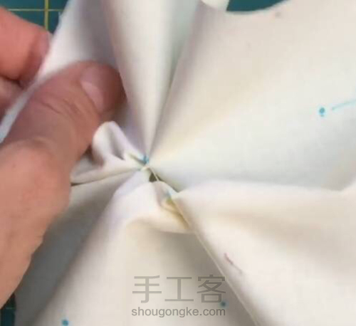 服装设计教程  菱形/菱格衣褶的制作方法 第5步