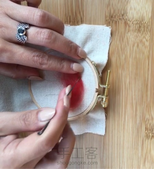 绣绷羊毛蘑菇画 第2步