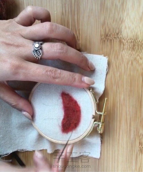 绣绷羊毛蘑菇画 第3步