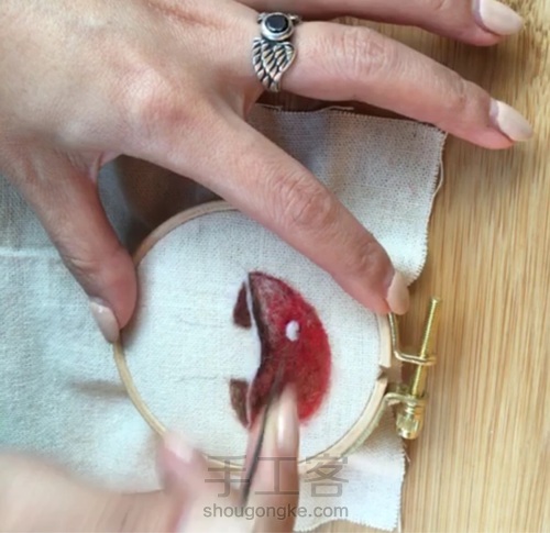 绣绷羊毛蘑菇画 第9步