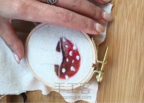 绣绷羊毛蘑菇画 第10步