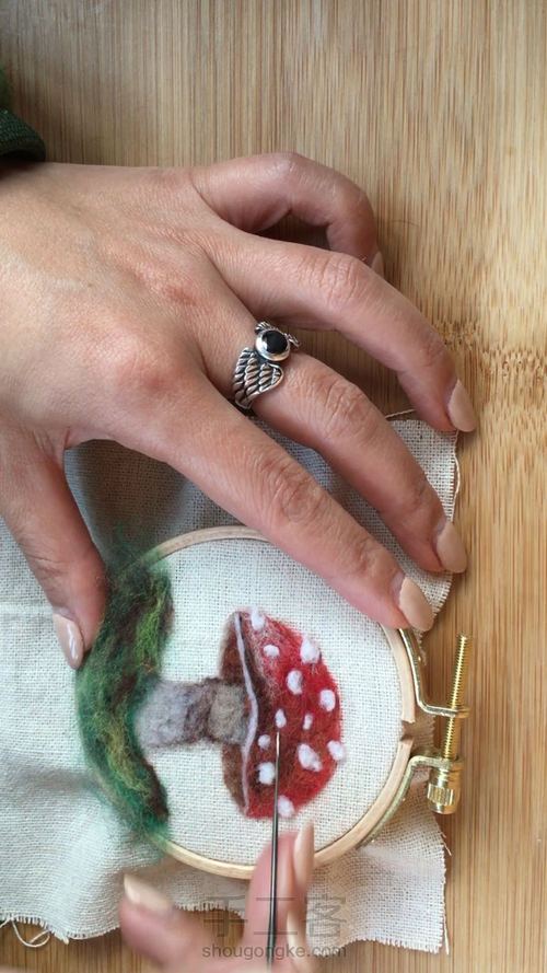 绣绷羊毛蘑菇画 第18步