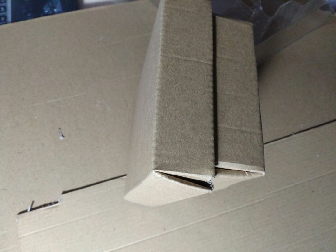 盖子与盒子分开的纸盒