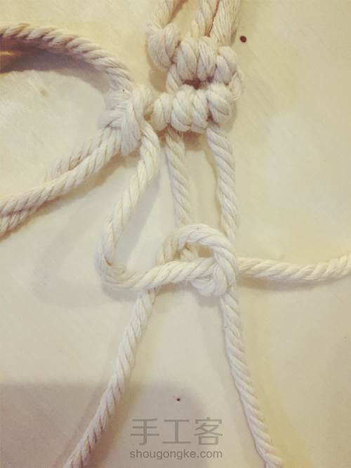 【Macrame】编织——圣诞配色花环杯垫 第24步