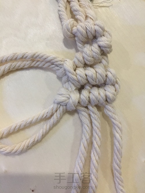 【Macrame】编织——圣诞配色花环杯垫 第25步