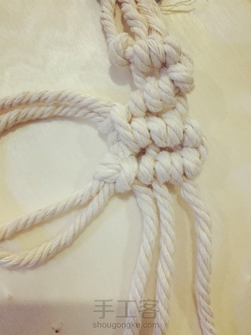 【Macrame】编织——圣诞配色花环杯垫 第26步