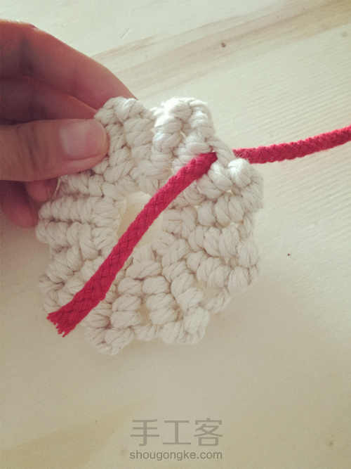 【Macrame】编织——圣诞配色花环杯垫 第48步