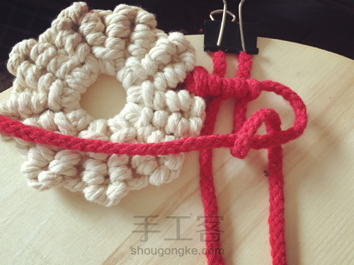 【Macrame】编织——圣诞配色花环杯垫 第62步