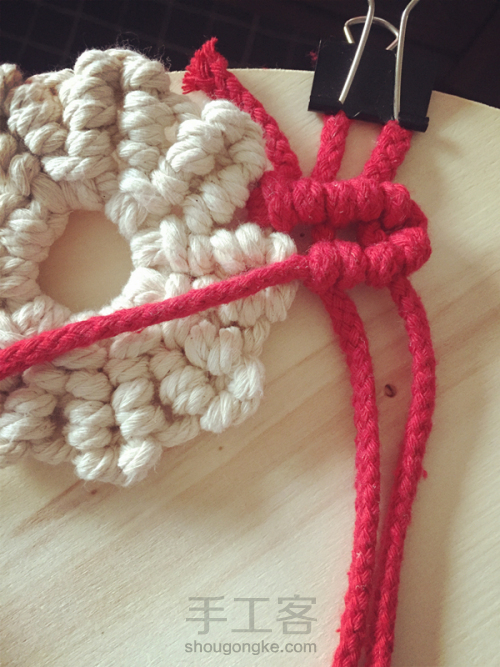 【Macrame】编织——圣诞配色花环杯垫 第64步