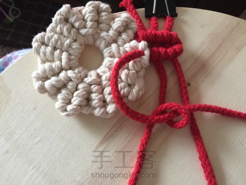 【Macrame】编织——圣诞配色花环杯垫 第67步