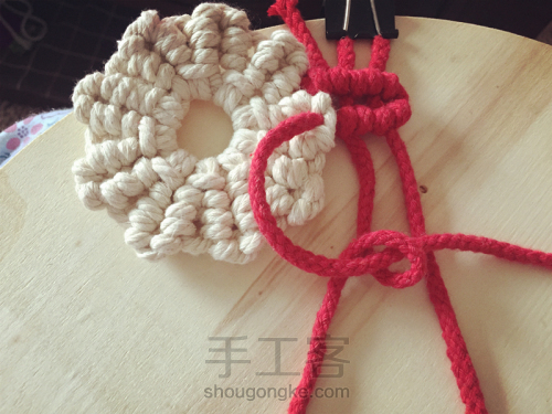 【Macrame】编织——圣诞配色花环杯垫 第68步
