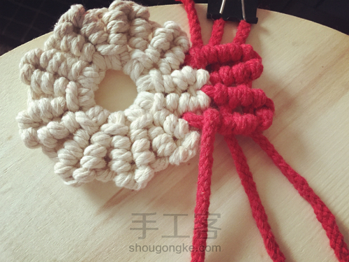 【Macrame】编织——圣诞配色花环杯垫 第70步