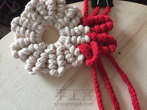 【Macrame】编织——圣诞配色花环杯垫 第71步