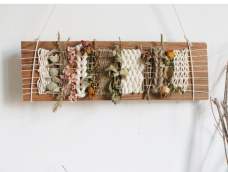 将干花和编织结合，运用一些编织方法创作出一款自然系装饰挂件