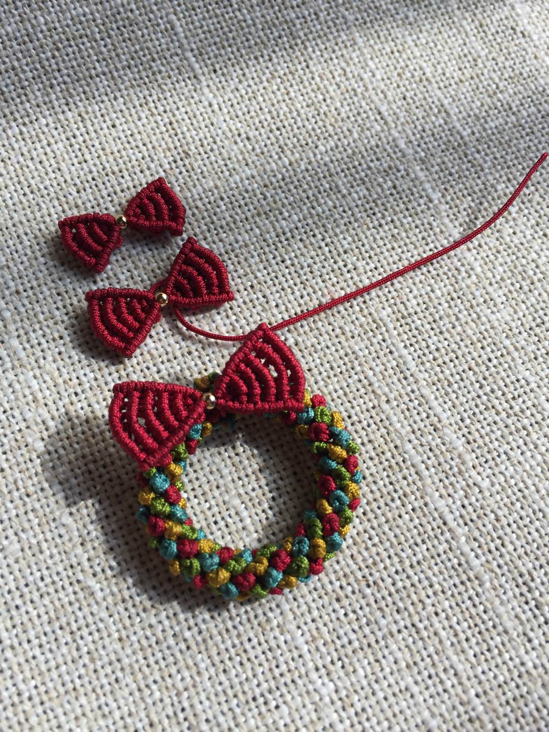 最近做圣诞花环，用到的小蝴蝶结，简单易学，送给爱手工的小伙伴！